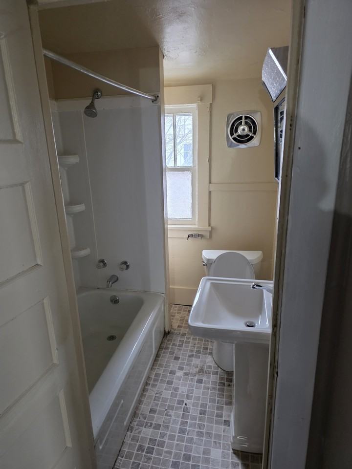 429 S 6th St #1 - Photo 6 of 12