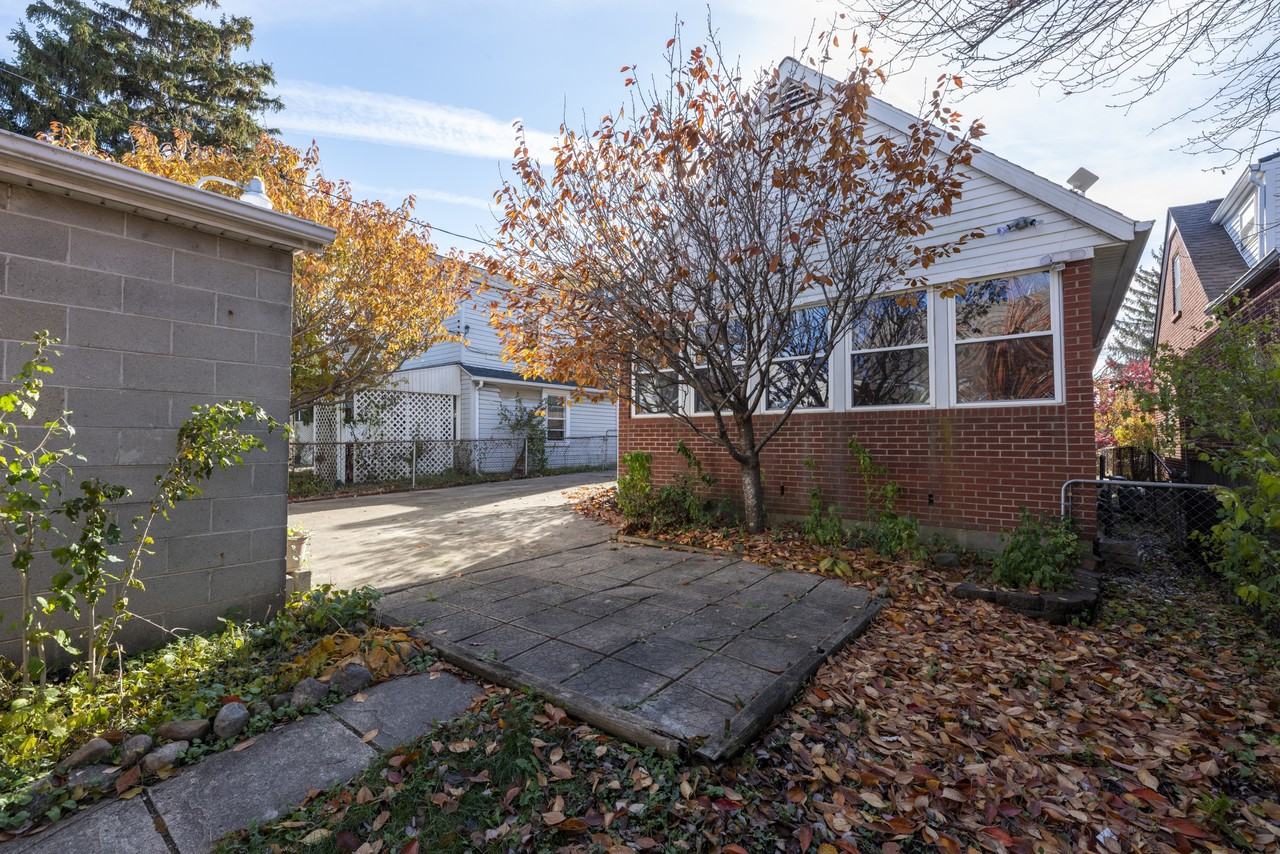 28 E Jeffrey Pl #1 - Photo 3 of 11