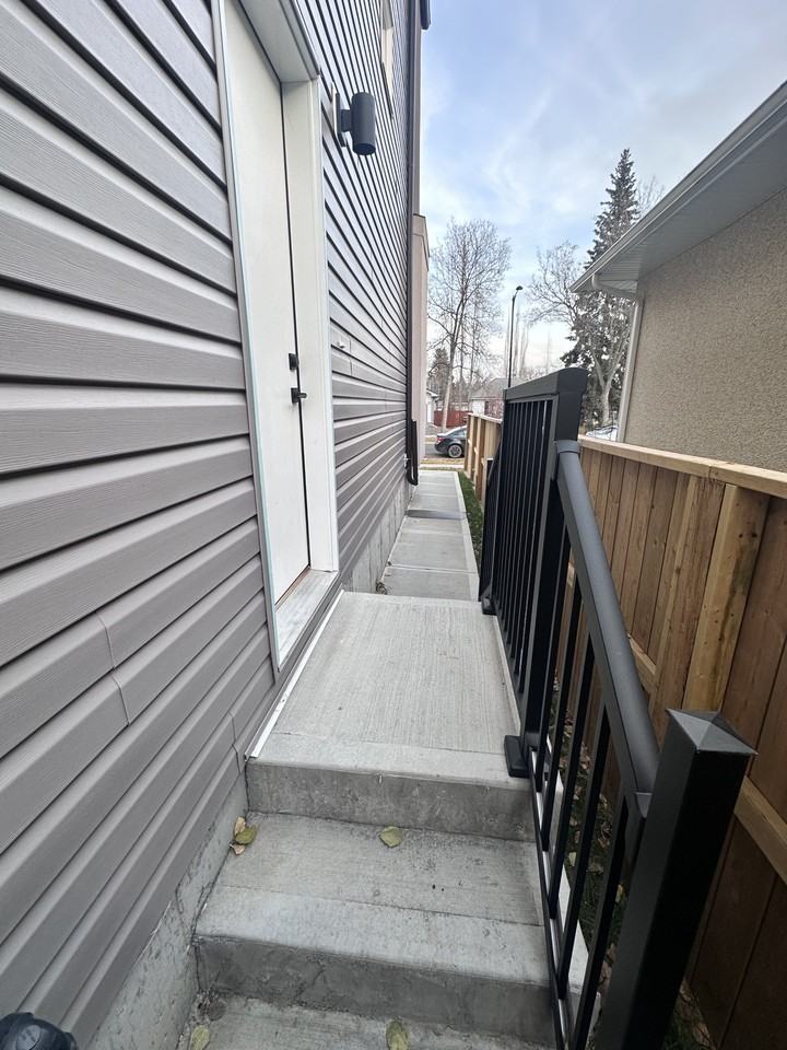 10428 147 St Nw #2 - Photo 4 of 10