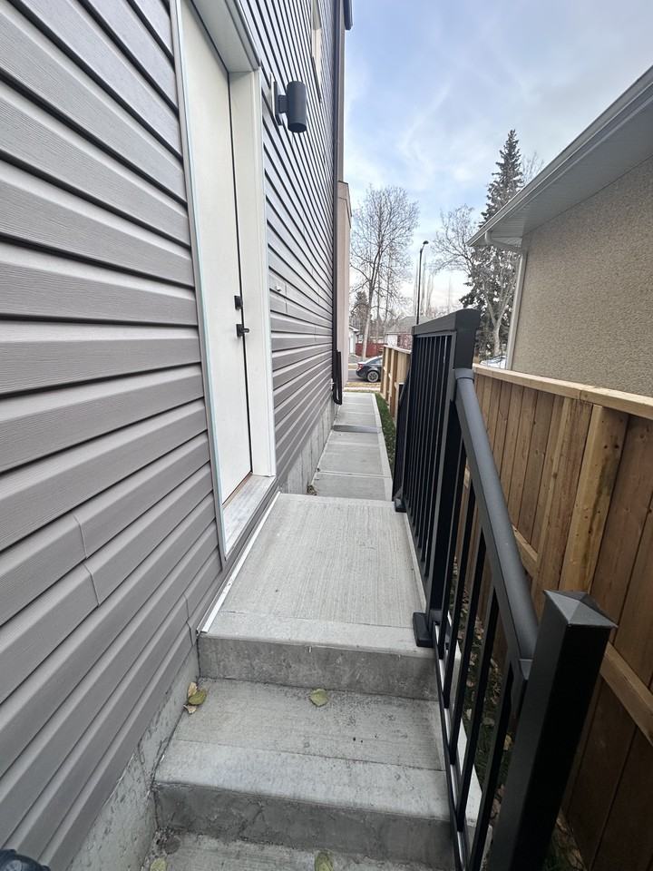 10428 147 St Nw #2 - Photo 5 of 10