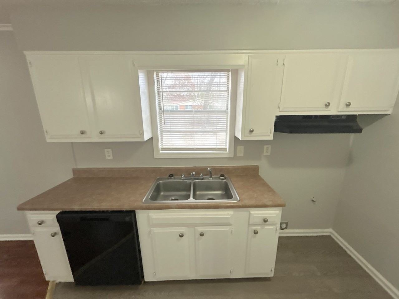 5270 Algiers Dr - Photo 2 of 15