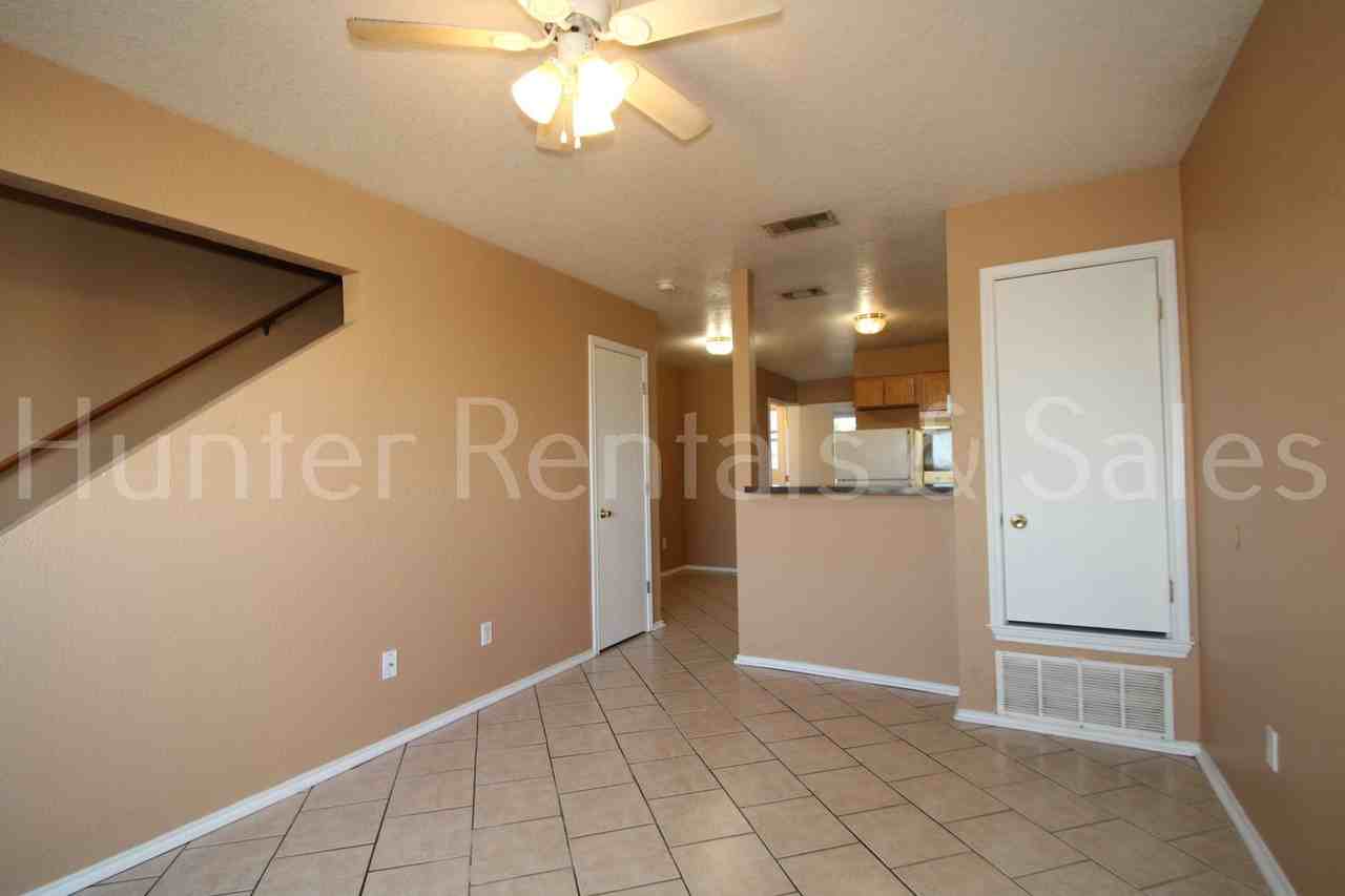 3900 Gus Dr Apt B - Photo 3 of 18