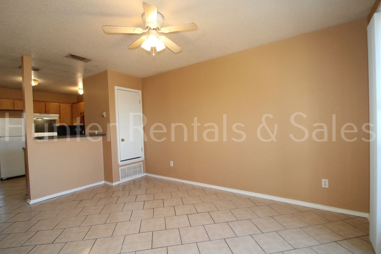 3900 Gus Dr Apt B - Photo 4 of 18