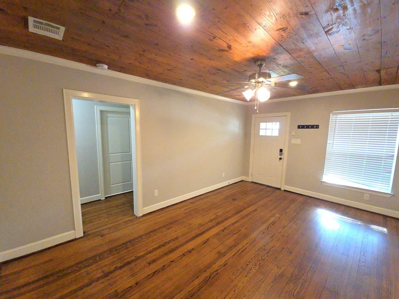 210 Olive Ave - Photo 4 of 27