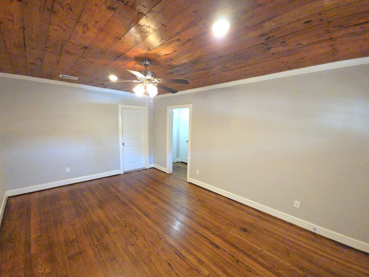 210 Olive Ave - Photo 5 of 27