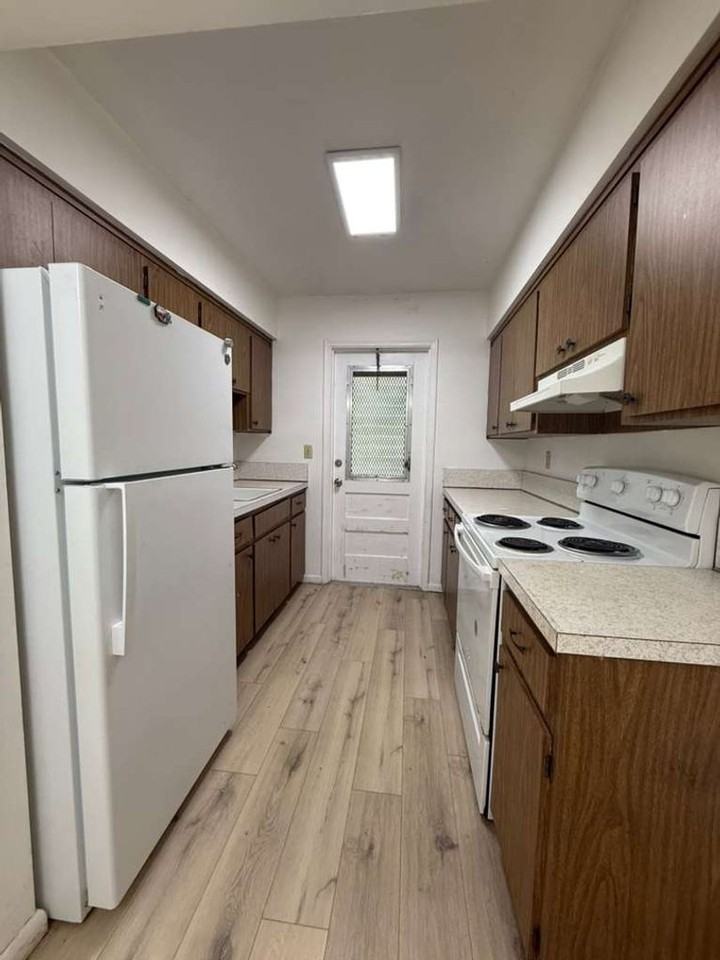 2525 PIERCE ST - Photo 3 of 28