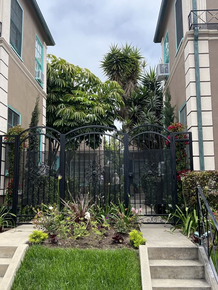 326-332 N Gardner Street - Photo 3 of 6