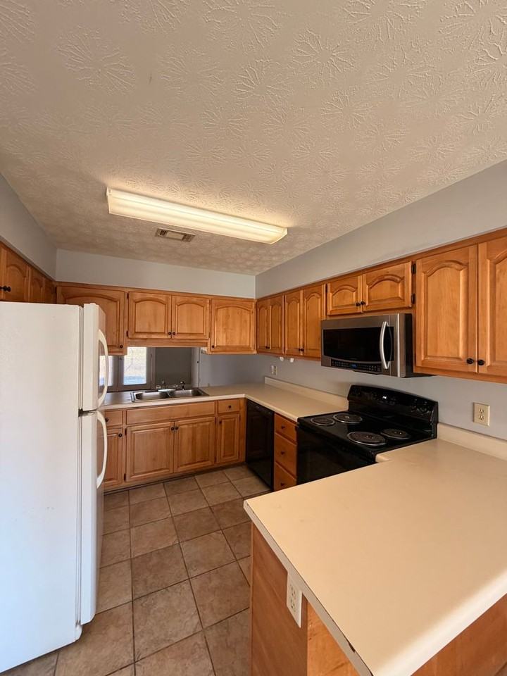 1971 Bluff Ct - Photo 3 of 10