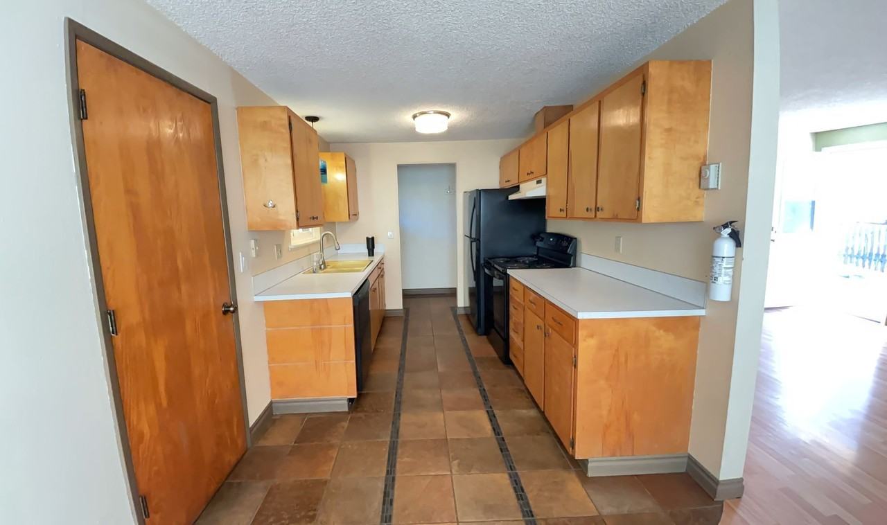 1015 Nw 36th St - Photo 5 of 19