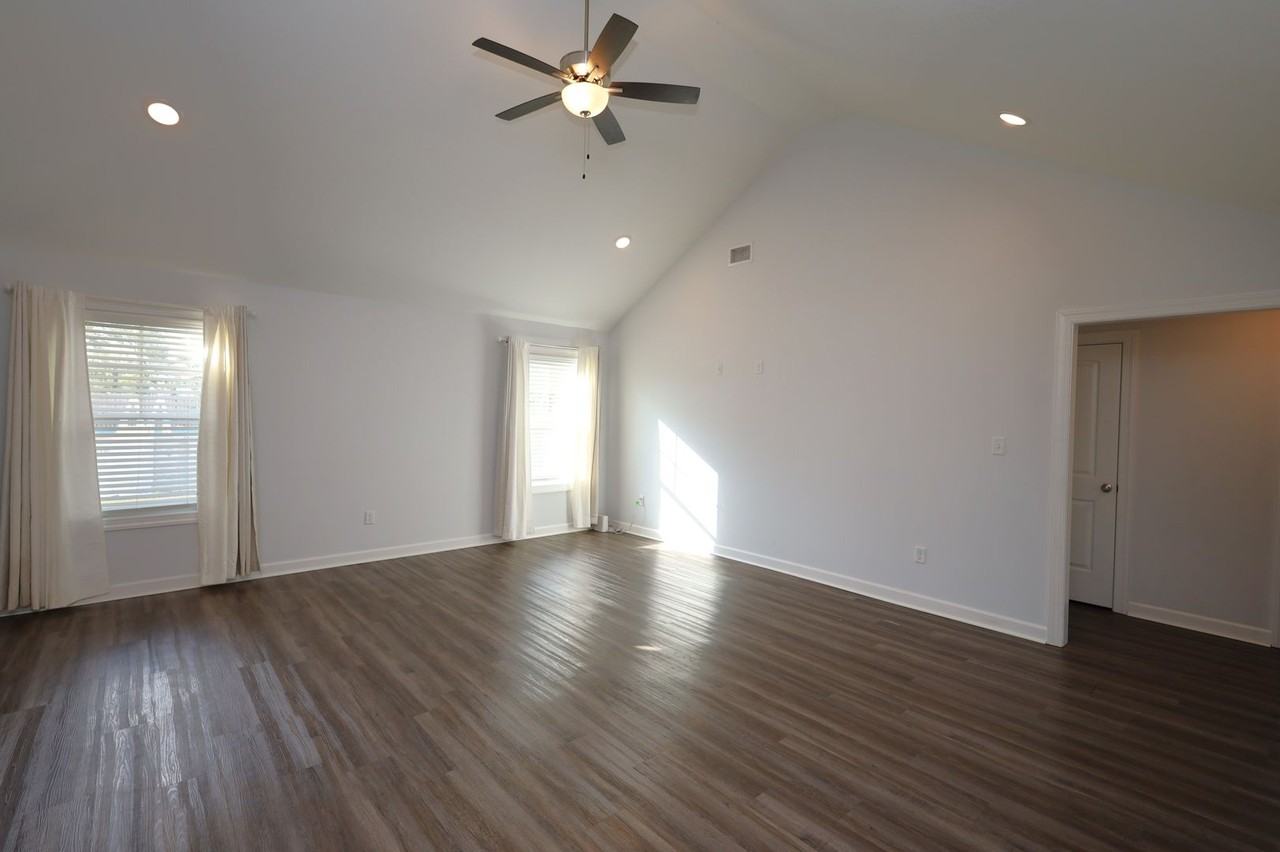 2527 Naples Ln - Photo 3 of 19