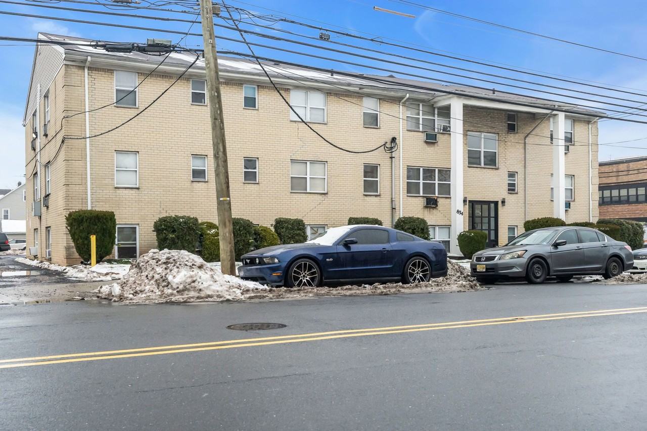 Astoria Manor - Photo 2 of 11