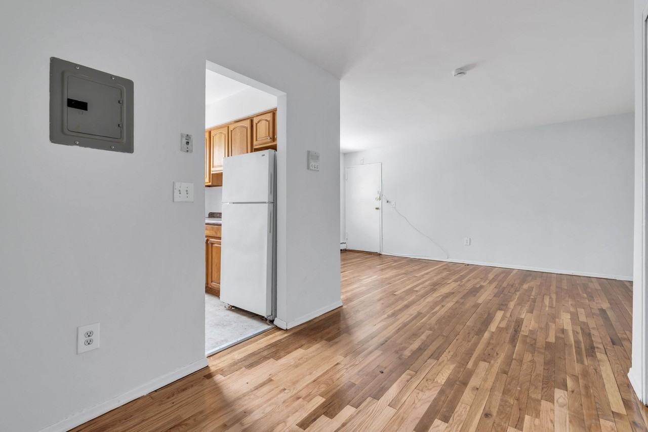 5th Avenue Apartments - Photo 6 of 15