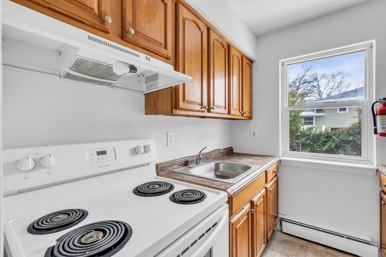 5th Avenue Apartments - Photo 6 of 14
