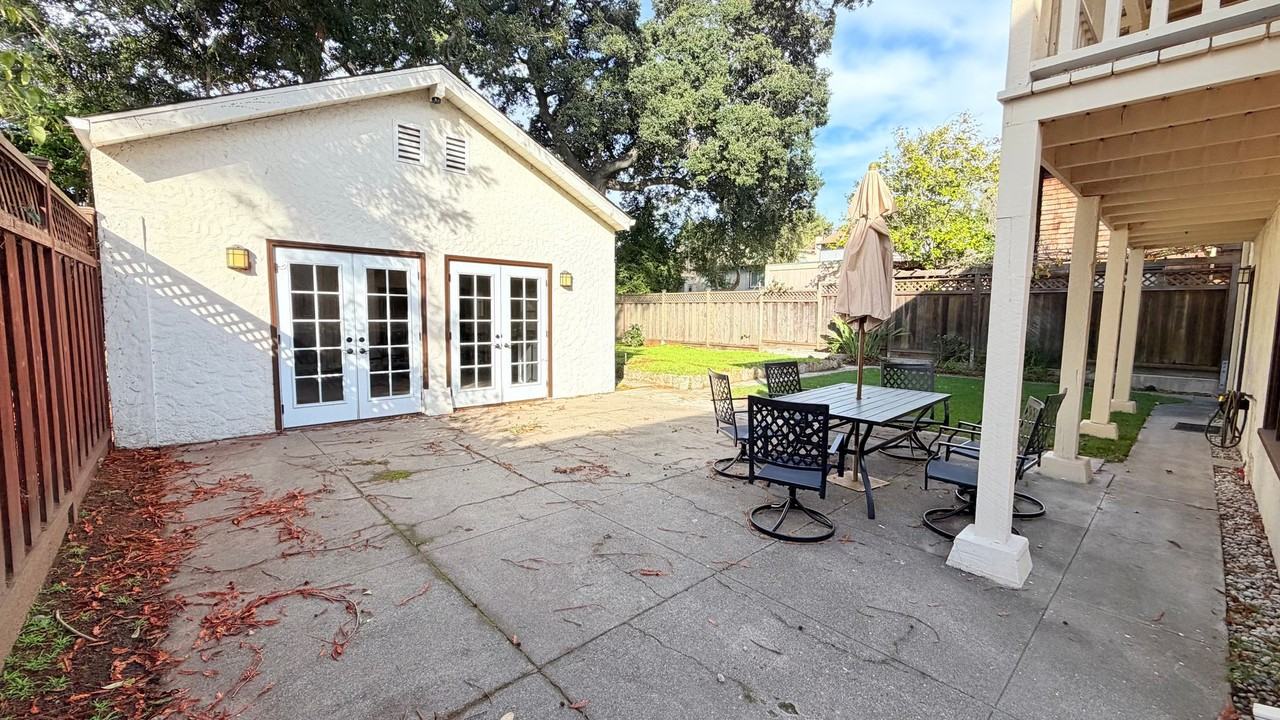 911 Paru St - Photo 2 of 30