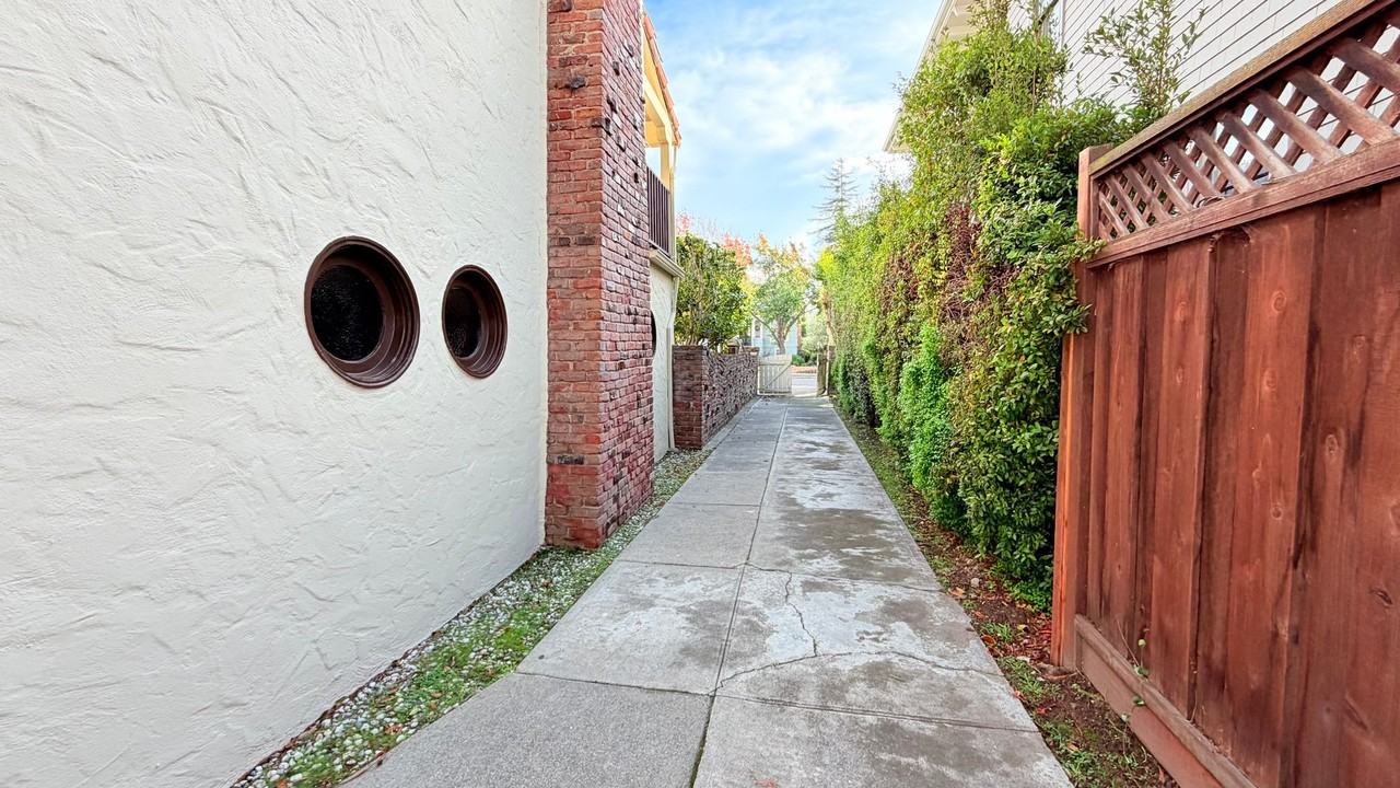 911 Paru St - Photo 3 of 30