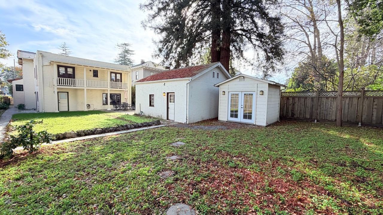 911 Paru St - Photo 4 of 30