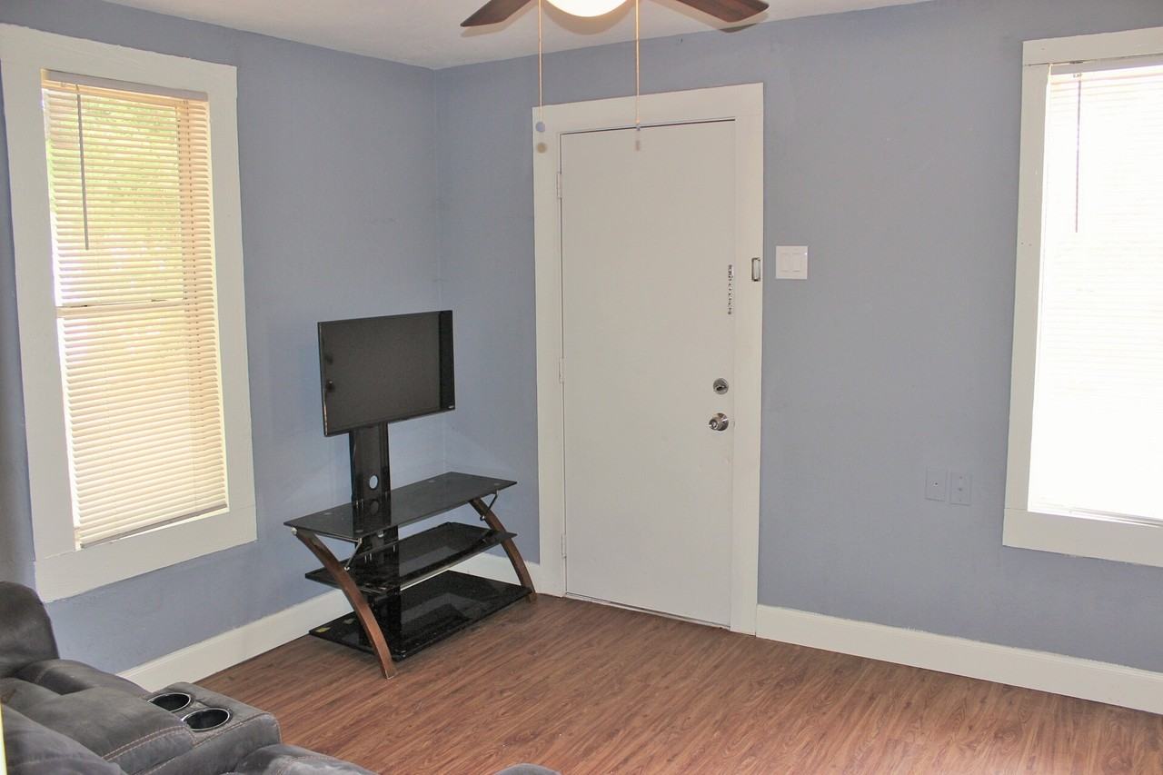 1312 E Alamo St #B - Photo 3 of 7