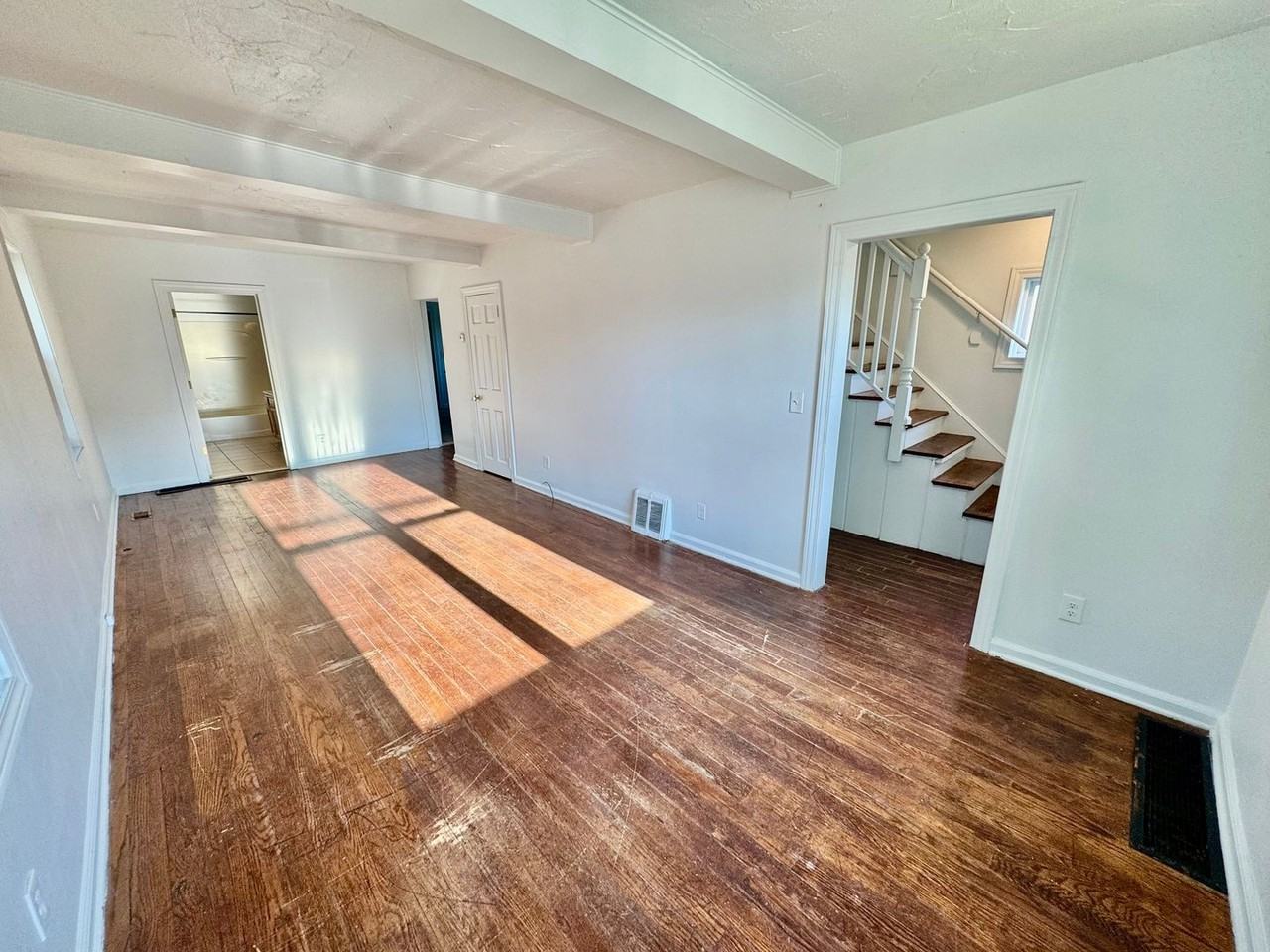 305 Perrin St - Photo 2 of 19