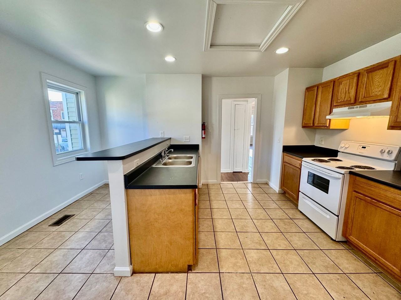 305 Perrin St - Photo 4 of 19