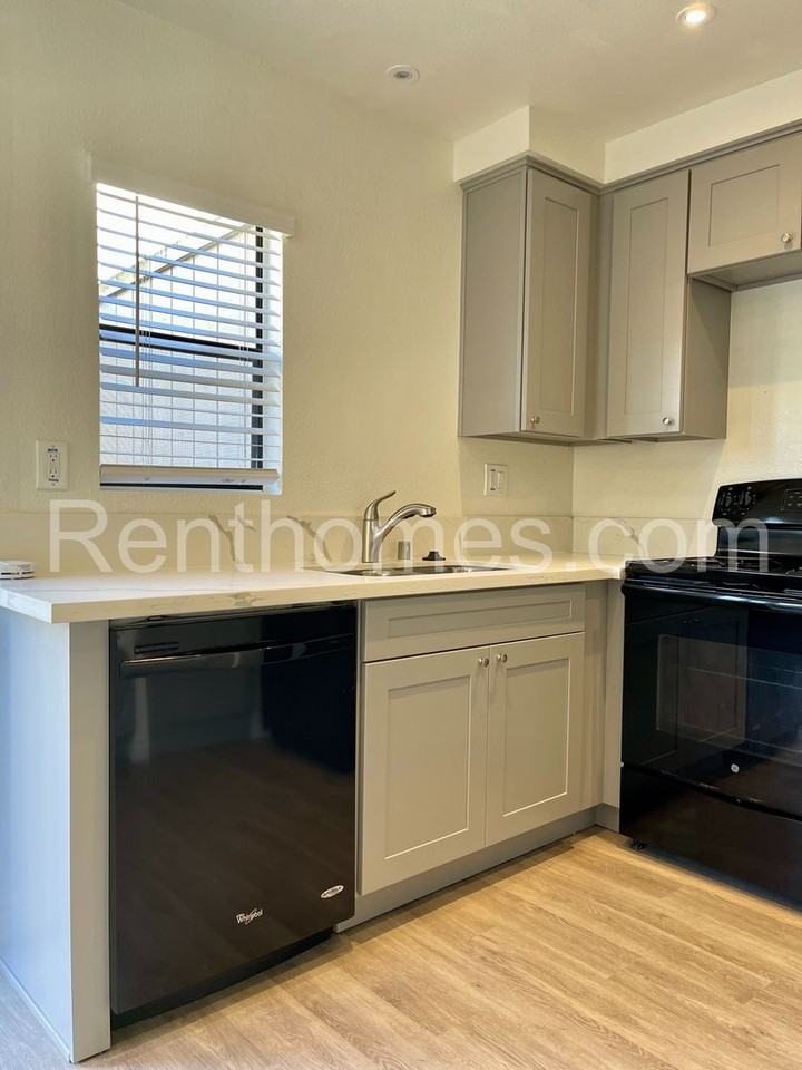 2718 Ariane Dr - Photo 7 of 15