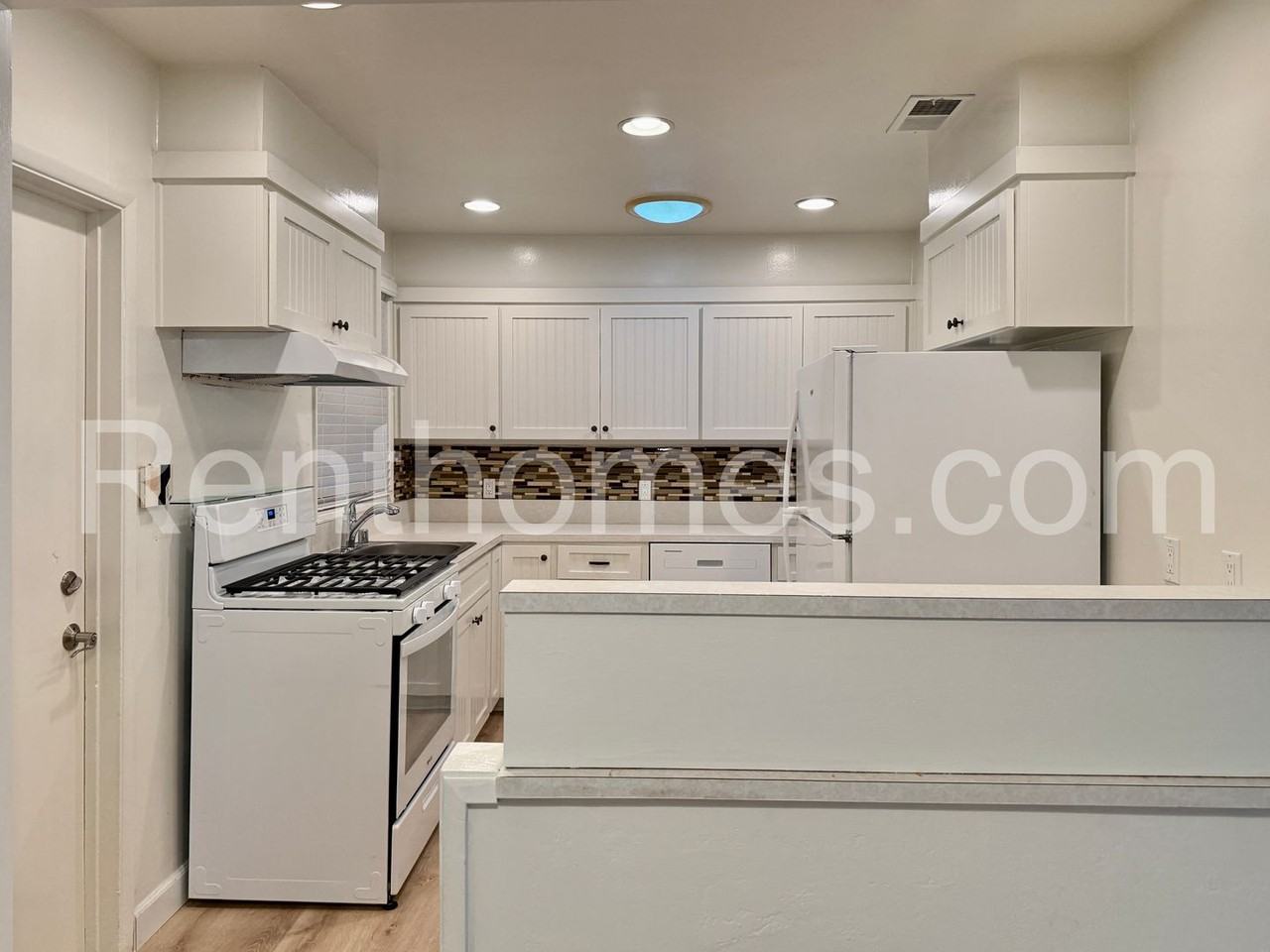 631 Colorado Ave - Photo 4 of 18