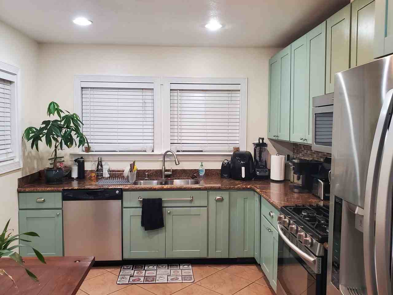 1063 32nd St - Photo 7 of 23