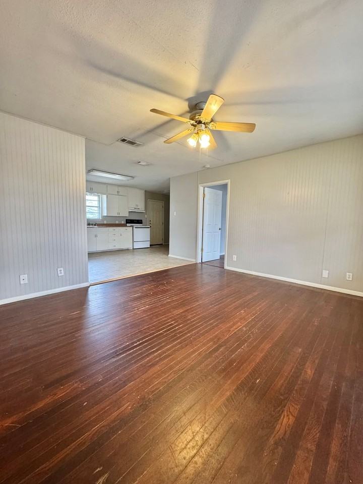 1305 Richard St - Photo 3 of 11