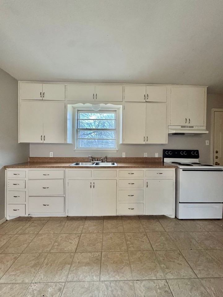 1305 Richard St - Photo 5 of 11