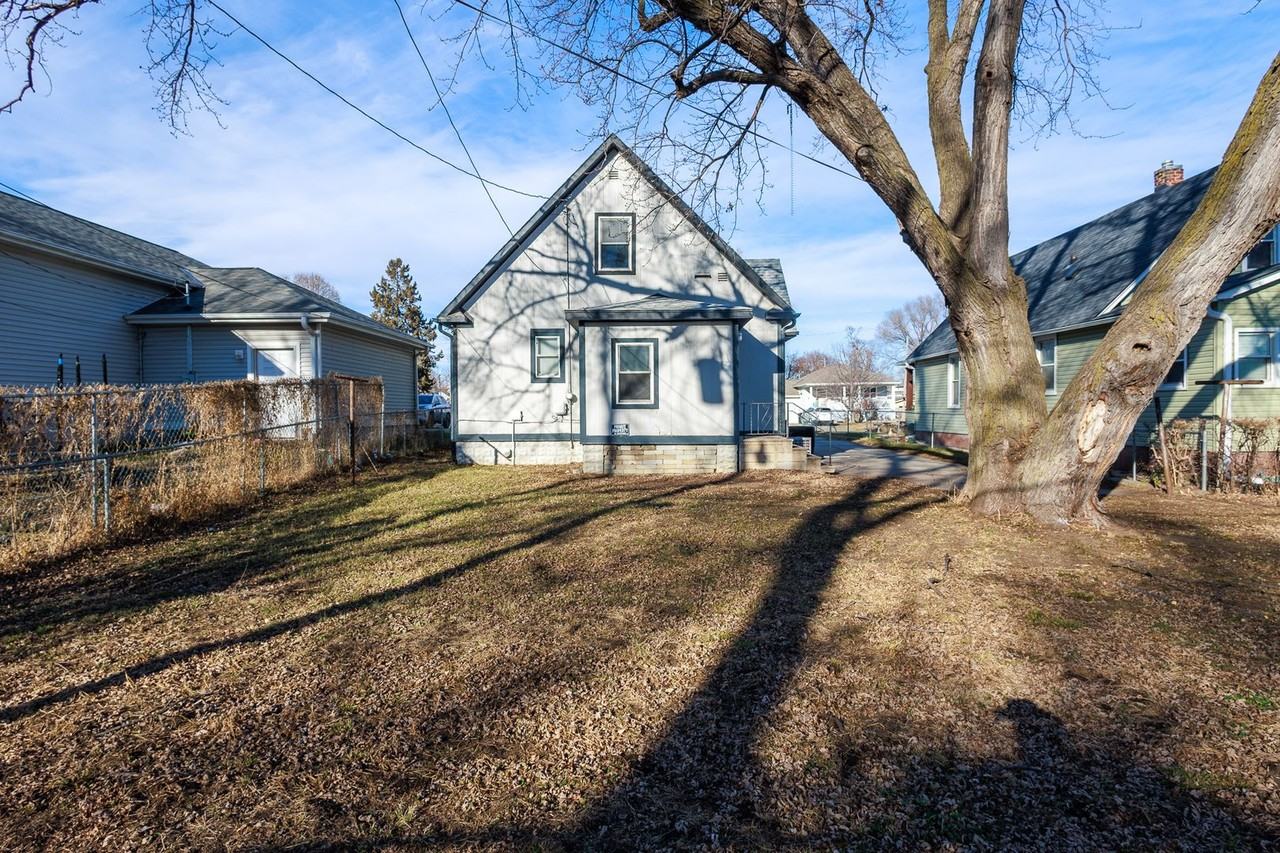 3163 Meredith Ave - Photo 4 of 19