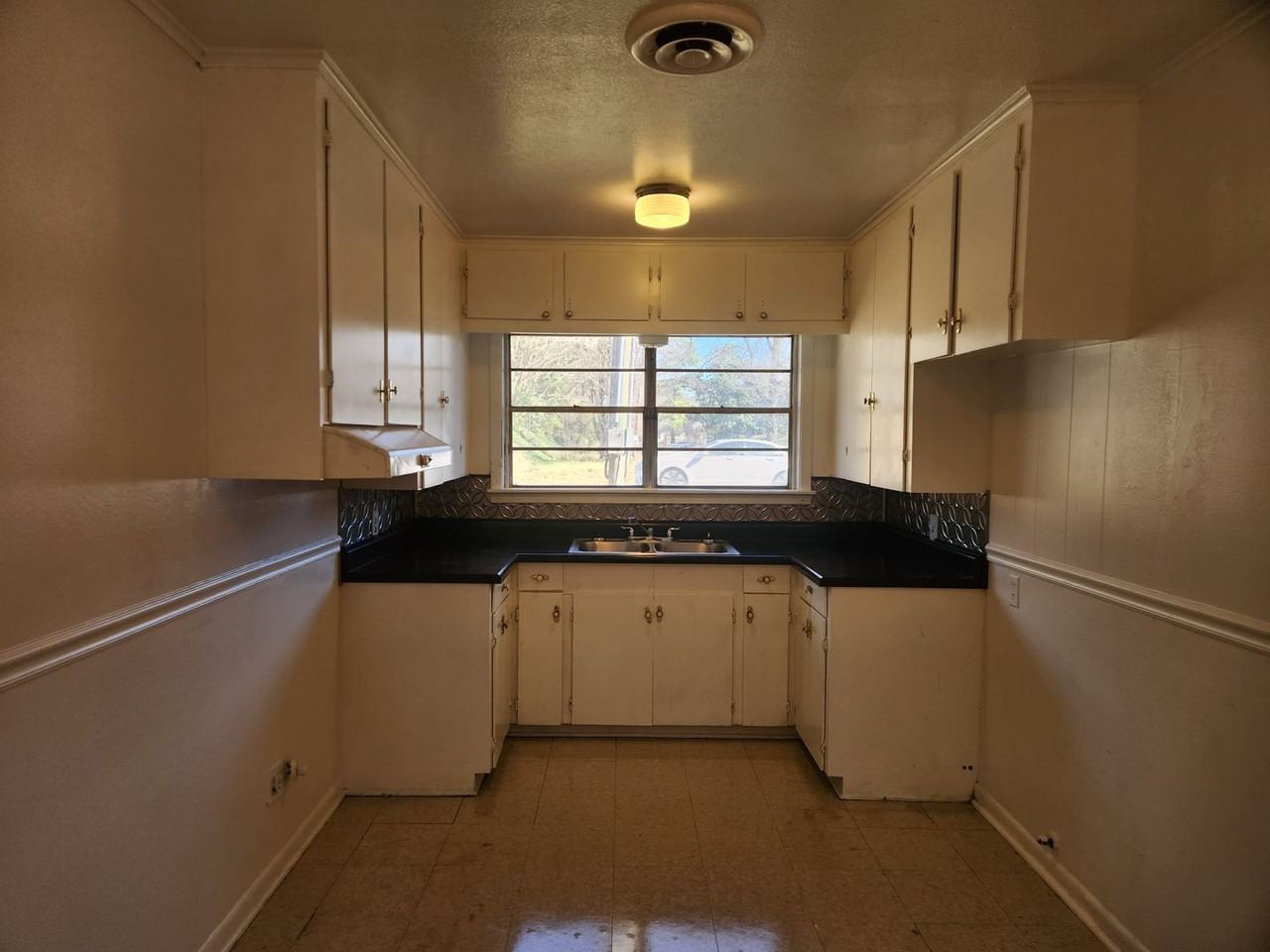 2432 Highland Ave - Photo 3 of 6