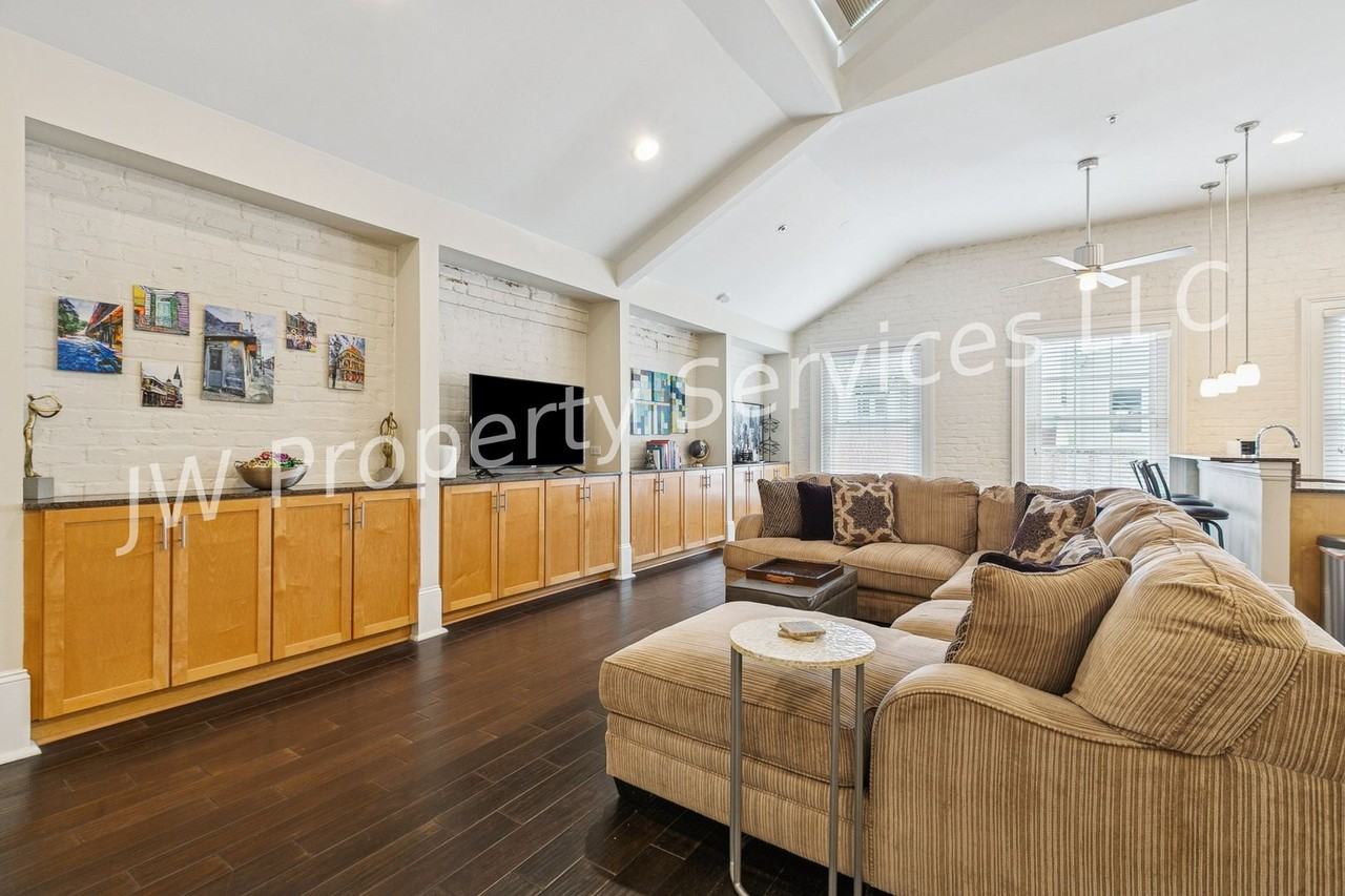 339 Carondelet St #4F - Photo 3 of 10