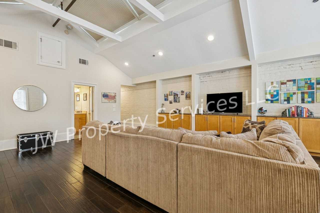 339 Carondelet St #4F - Photo 4 of 10