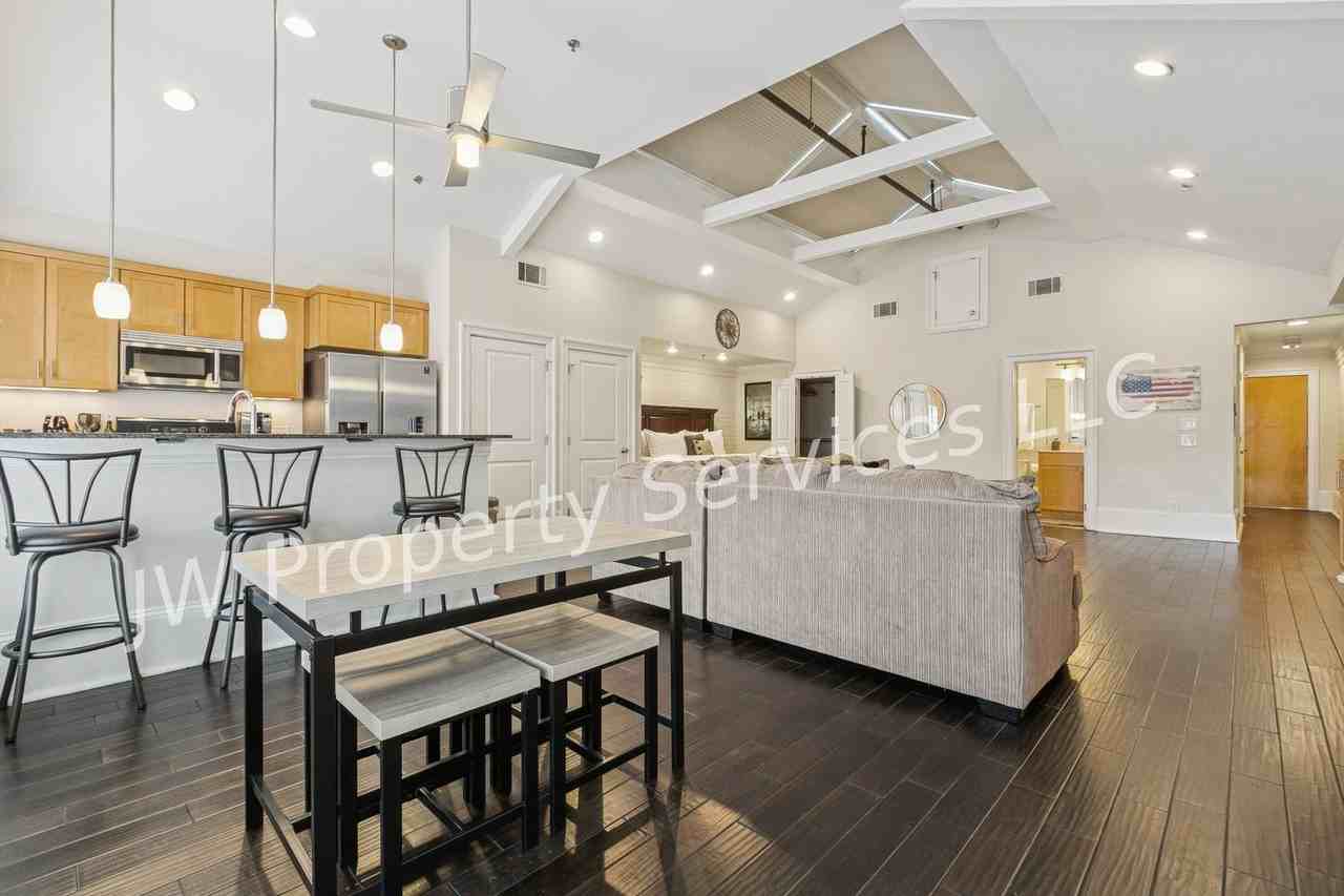 339 Carondelet St #4F - Photo 5 of 10