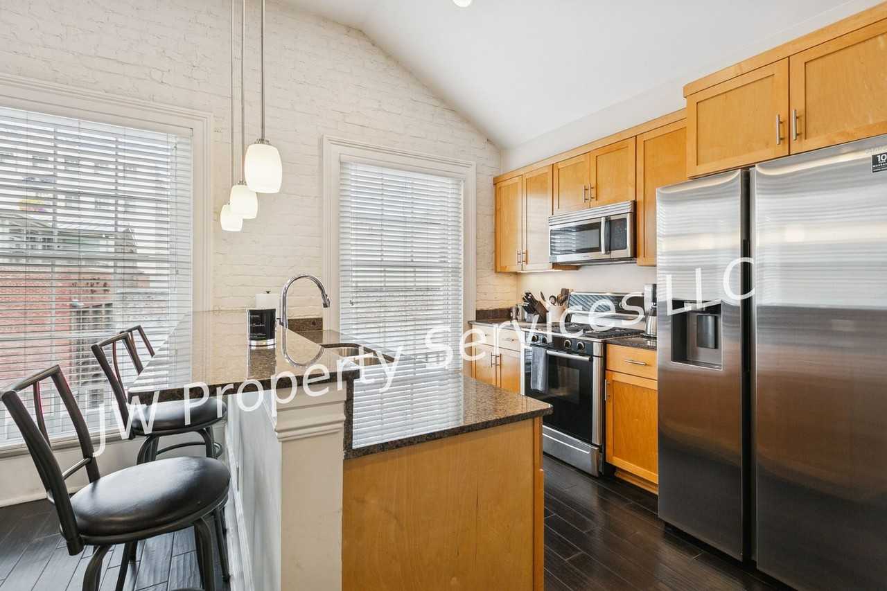 339 Carondelet St #4F - Photo 6 of 10