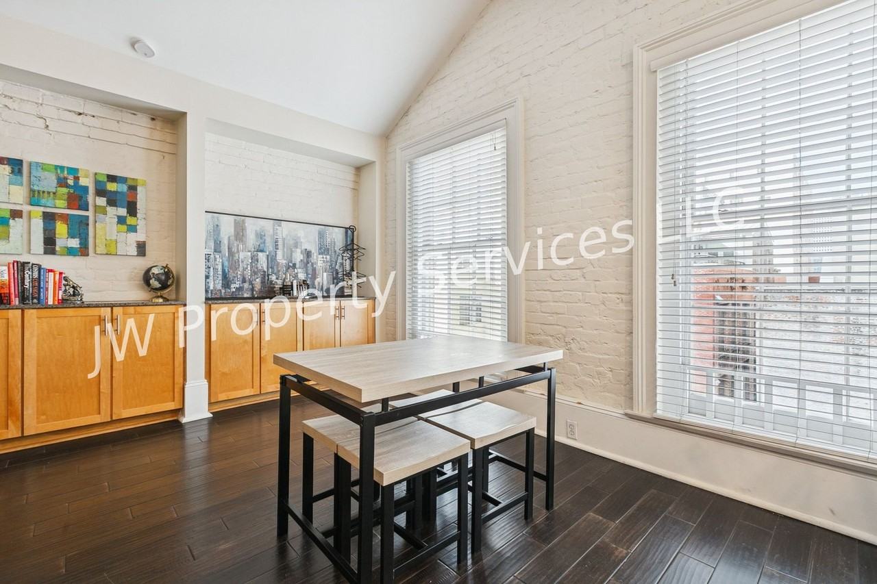 339 Carondelet St #4F - Photo 7 of 10