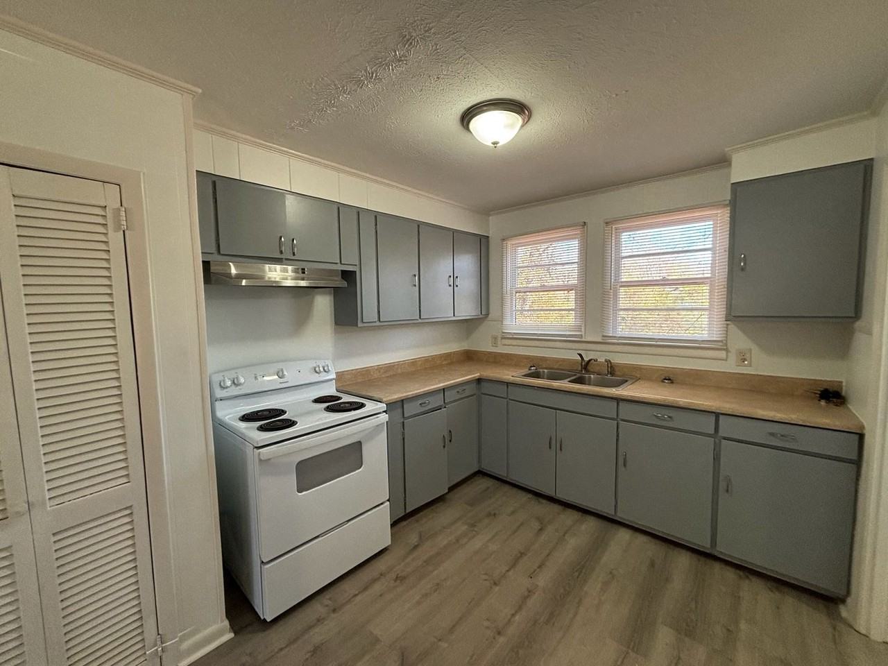 231 17th Ave S - Photo 2 of 13