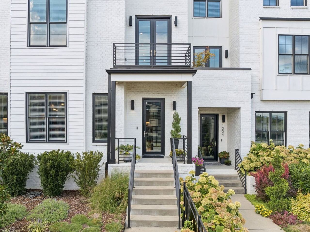 1006 Argyle Ave - Photo 3 of 50