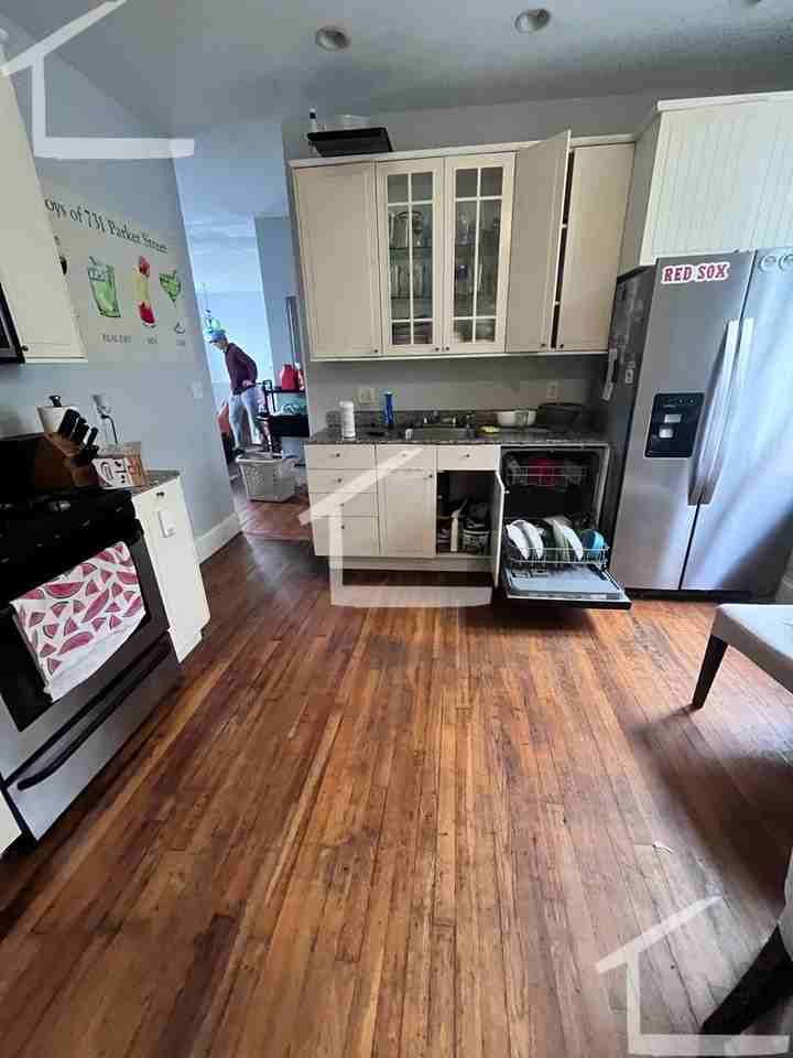 733 Parker St - Photo 3 of 9