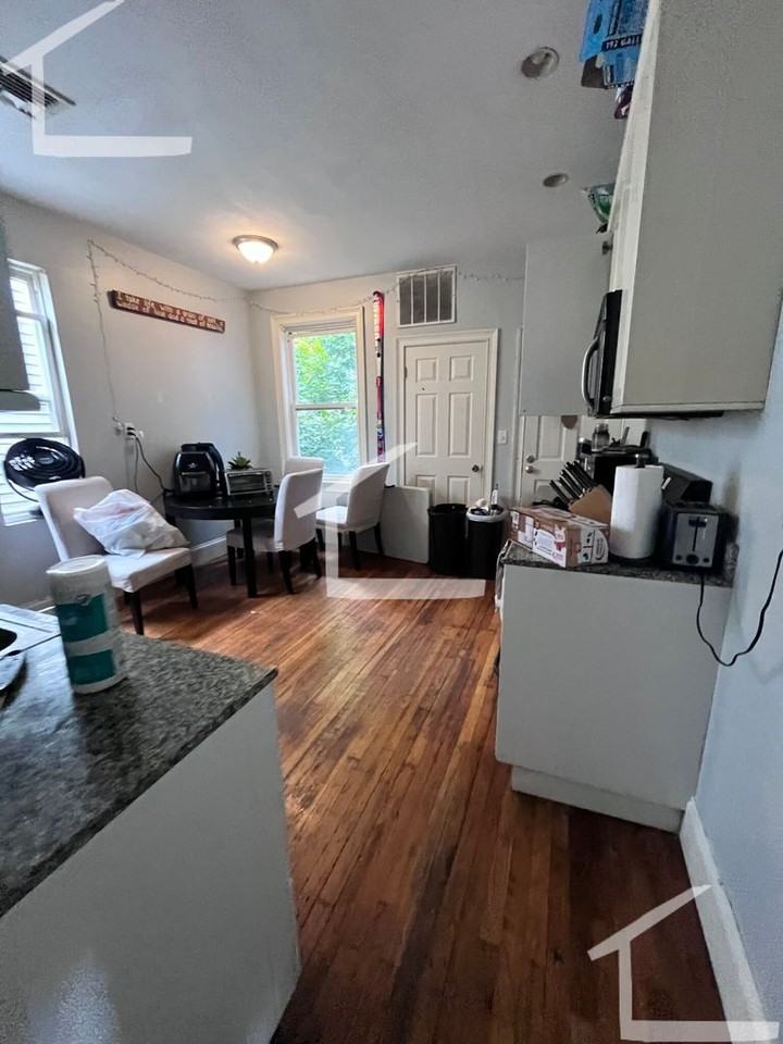 733 Parker St - Photo 4 of 9