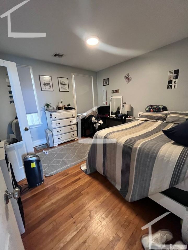733 Parker St - Photo 6 of 9