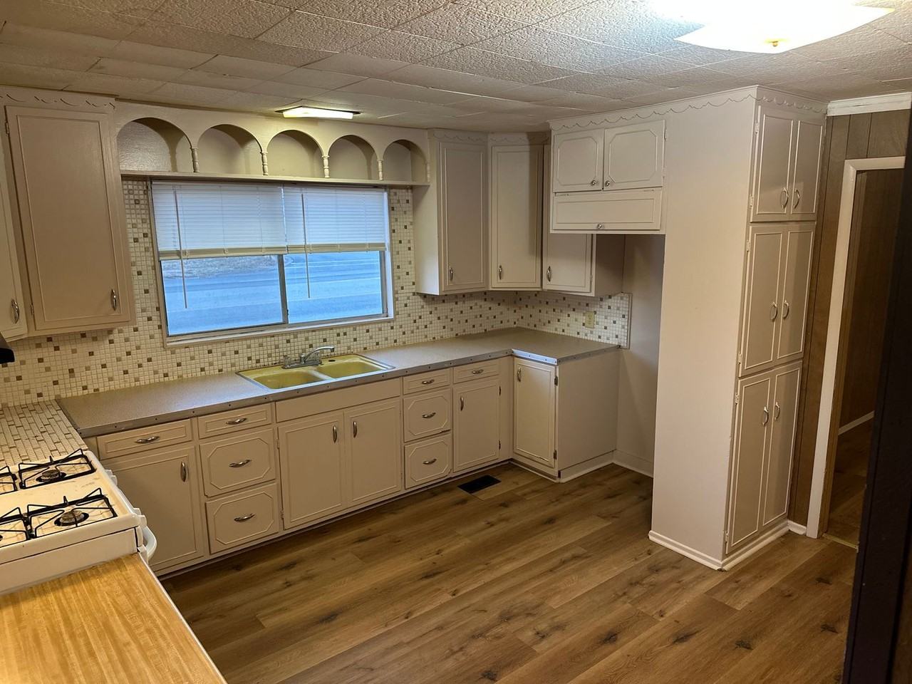 1421 W Huntsville Ave - Photo 4 of 21