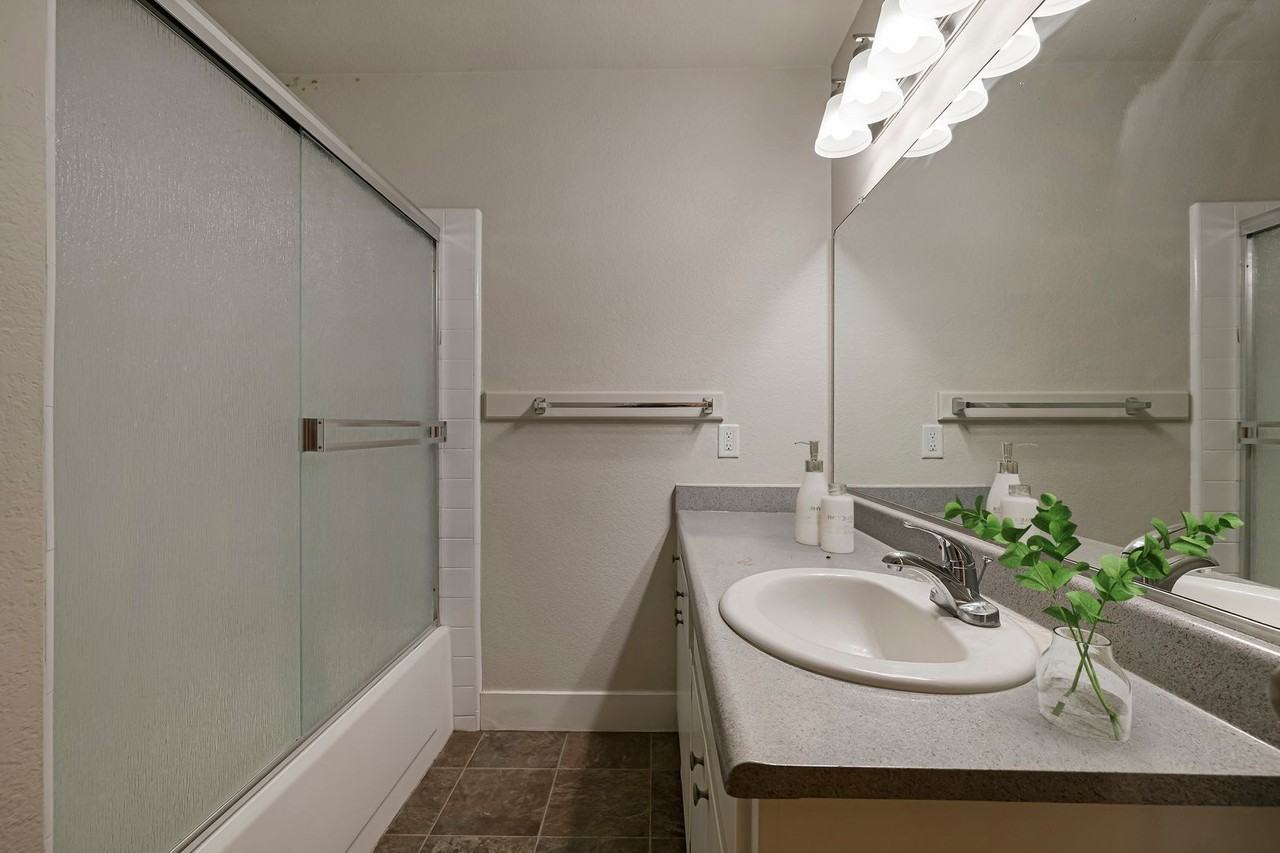 0434 - 435 Maple St. - Photo 5 of 15