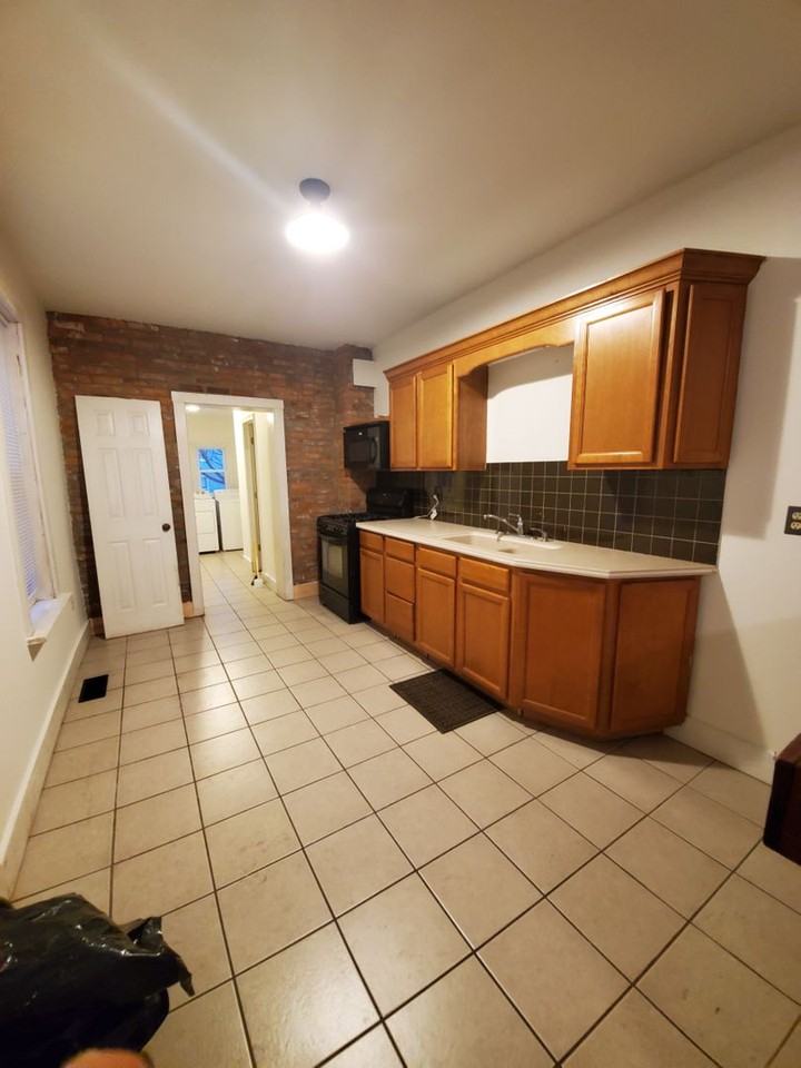 222 Lawrence St - Photo 5 of 32