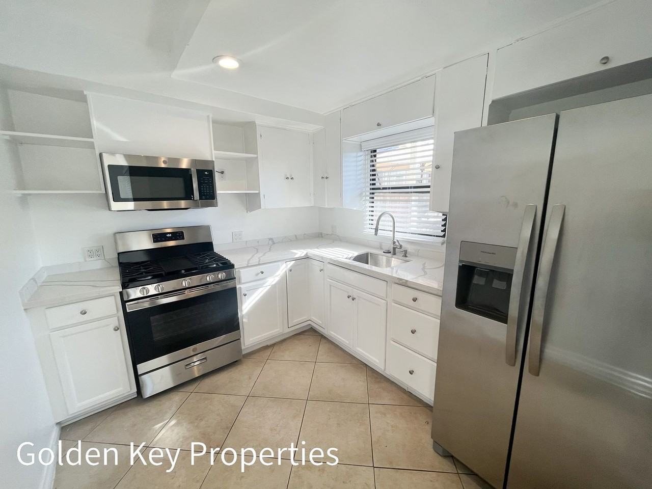 624 N Pacific St #B - Photo 3 of 11