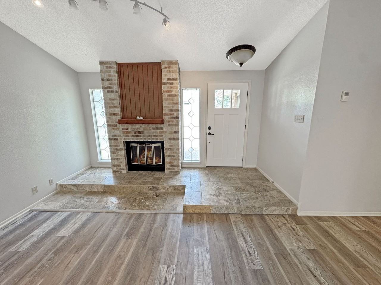 16918 Summer Creek Dr - Photo 3 of 27