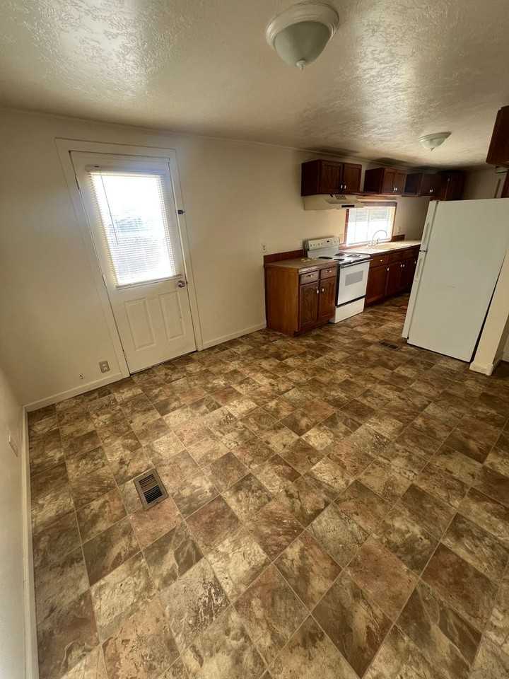 517 E Chubbuck Rd - Photo 4 of 12