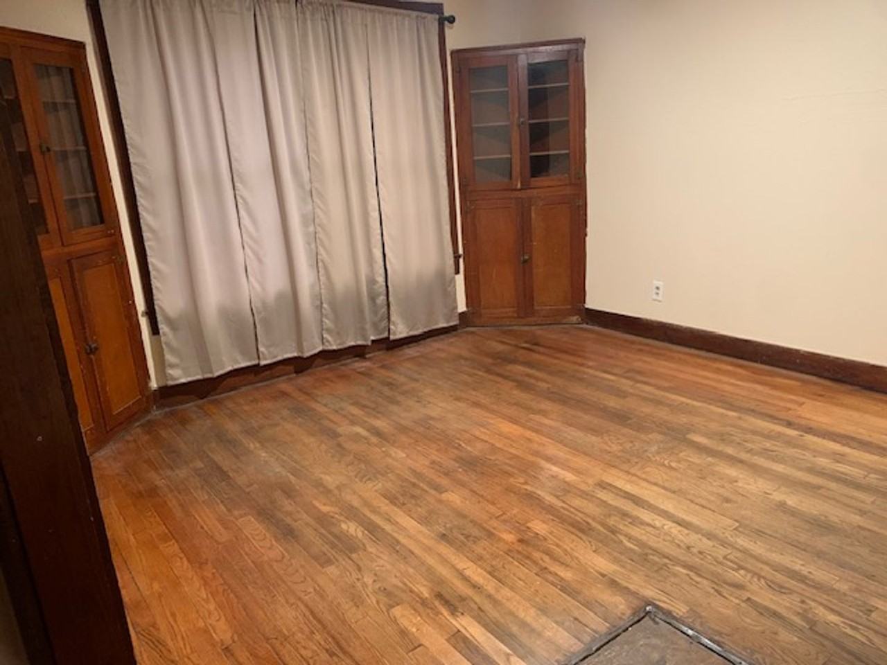 560 Glenwood St - Photo 2 of 11