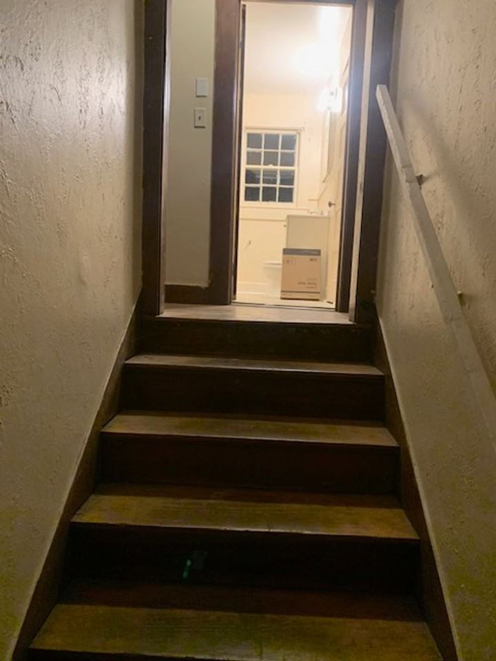 560 Glenwood St - Photo 3 of 11