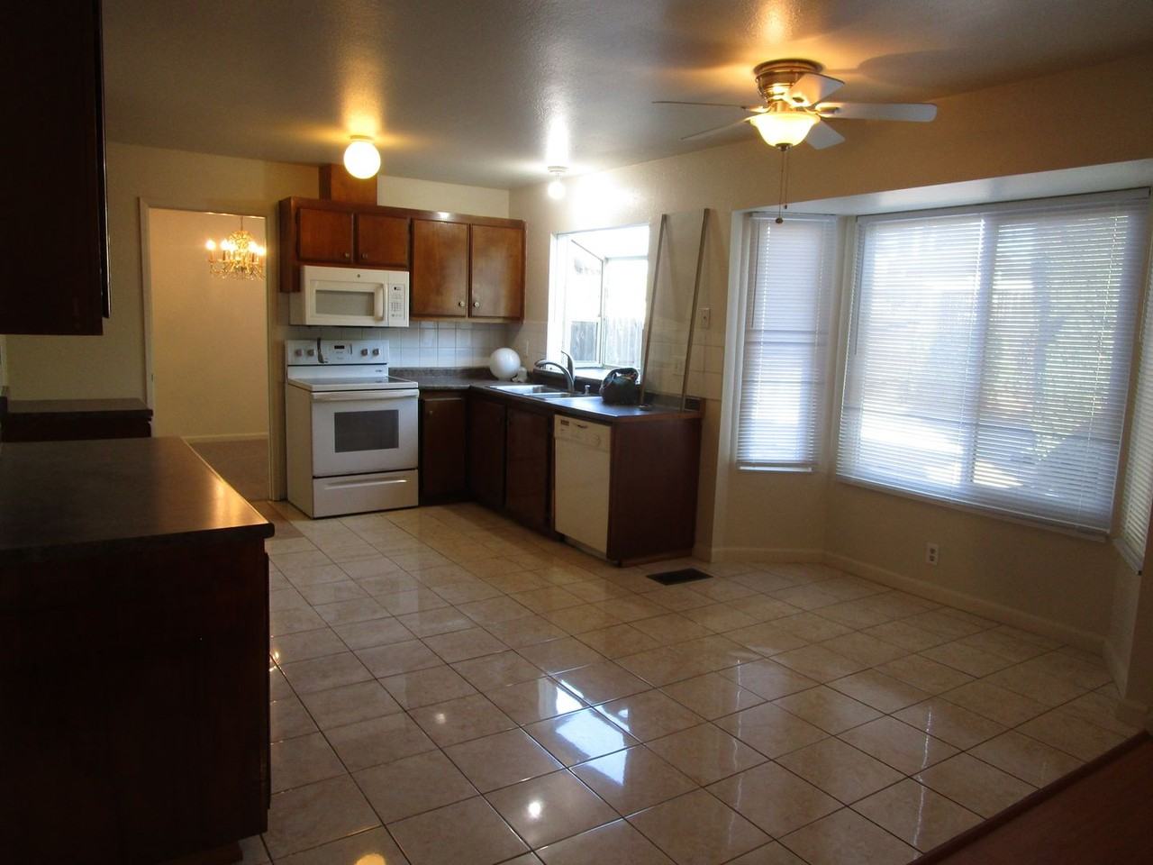 812 Briarwood Ct - Photo 6 of 17