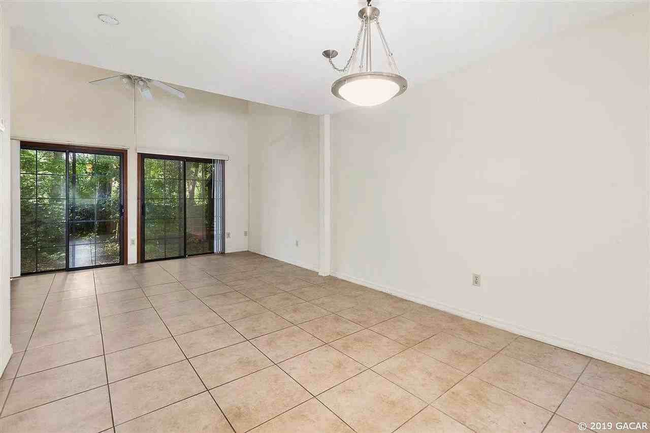 960 Sw 55th Ter - Photo 3 of 9